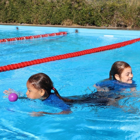 Kinder im Wasser